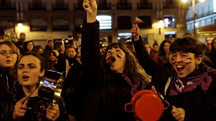Telediario 1 - Cientos de mujeres dan inicio a las reivindicaciones del 8M con una cacerolada en la Puerta del Sol