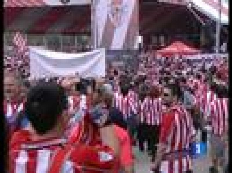 Más de 20.000 aficionados del Athletic de Bilbao han tomado la ciudad de Valencia en espera de ganar la Copa del Rey 25 años después.