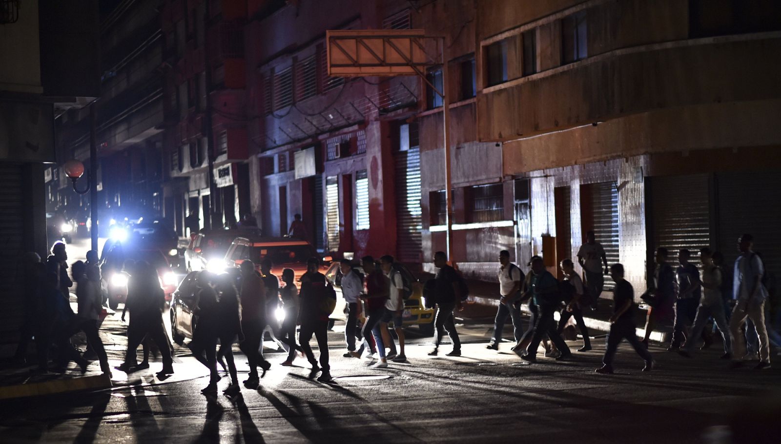 Un apagón masivo obliga a suspender la jornada laboral y escolar en Venezuela