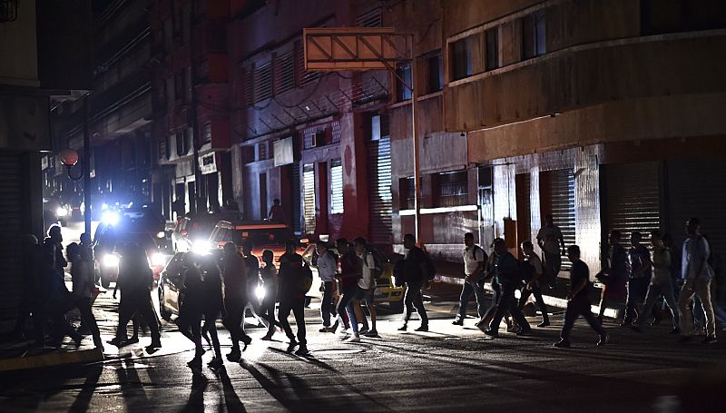 Un apagón masivo obliga a suspender la jornada laboral y escolar en Venezuela