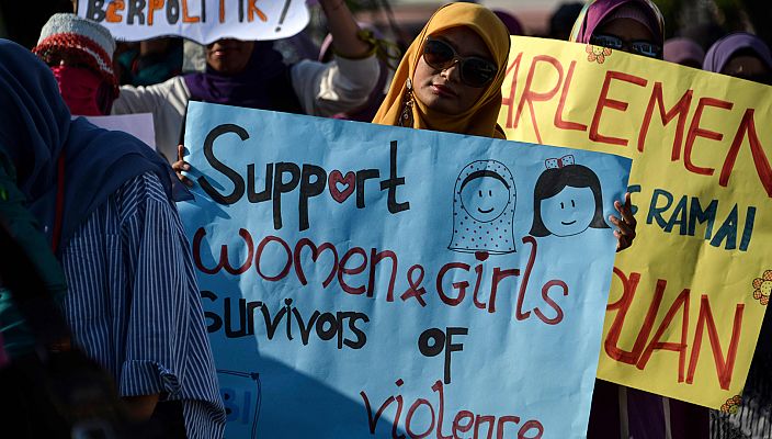 Telediario 1 - Mujeres de todo el mundo toman las calles por la igualdad