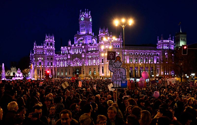 8M | Más de 350.000 personas se manifiestan en Madrid en el 8M por la igualdad -RTVE.es | Ver