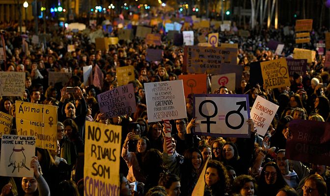 Telediario 1 - Las calles de Barcelona se llenan con 200.000 personas que reivindican la igualdad el 8M