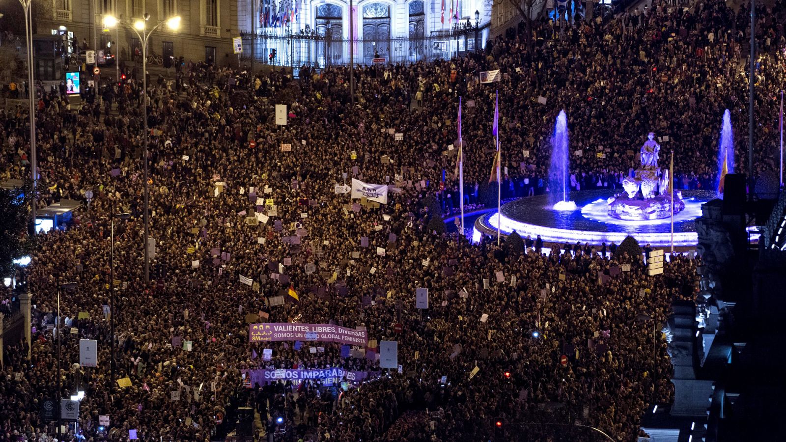 Miles de mujeres desbordan las calles de España por la igualdad