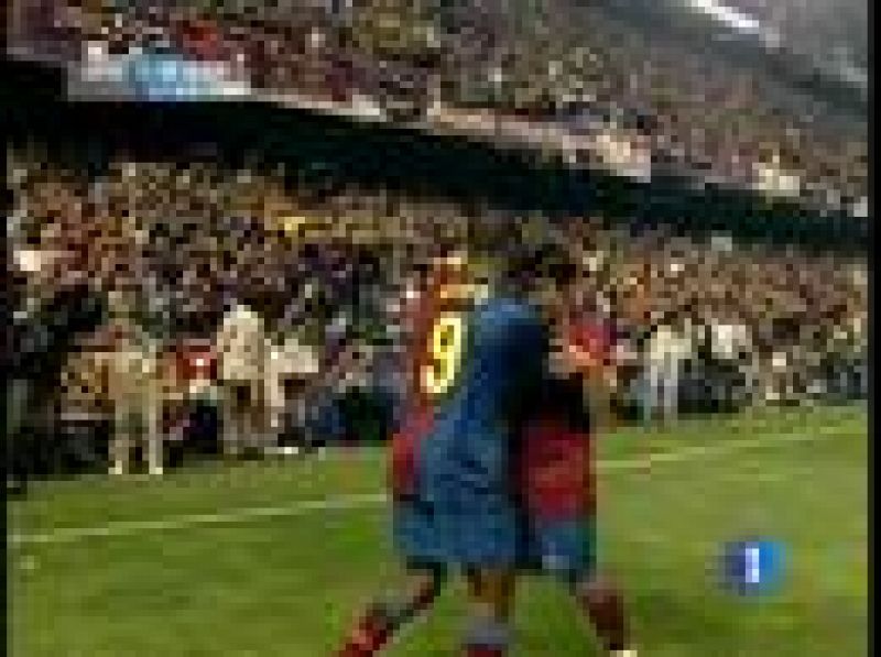 Bojan a pase de Xavi y tras una contra inmediatamente después del gol de Leo Messi, marca el tercer gol del Barcelona aumentando la ventaja en el marcador.