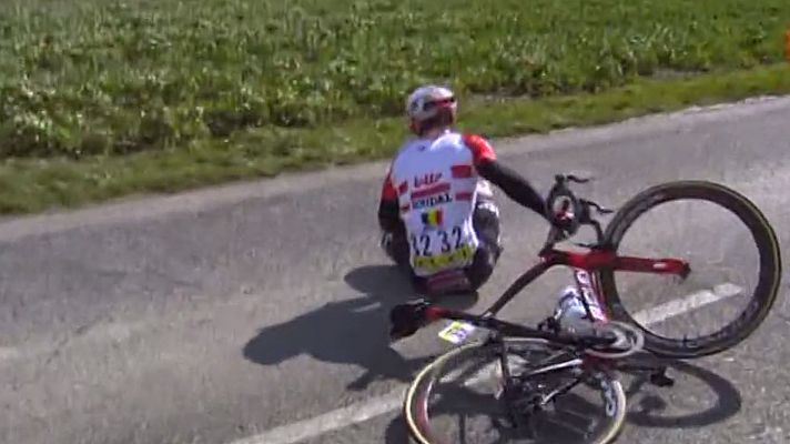  - Jasper de Buyst sufre una aparatosa caída tras pisar un bidón