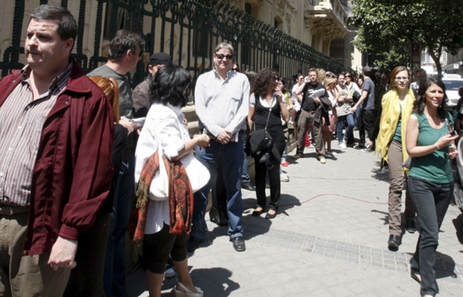 Hoy en Madrid hemos visto como cientos y cientos de personas, de todas las edades, hacían cola en la capilla ardiente de Antonio Vega. Han esperado durante horas para despedir a unos de los compositores más admirados y queridos de nuestro país. Un músico que comenzó así su carrera.