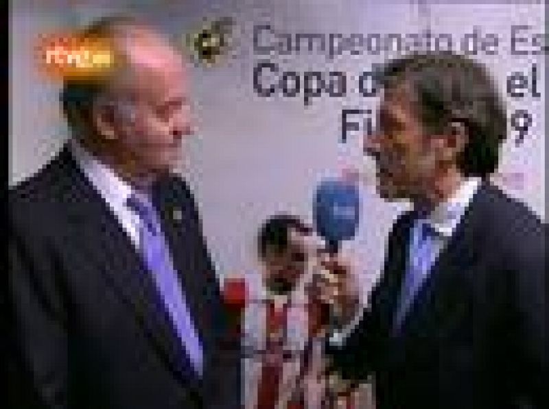 El periodista de RTVE Jesús Álvarez entrevista a su majestad Juan Carlos I antes del inicio de la final de la Copa del Rey 