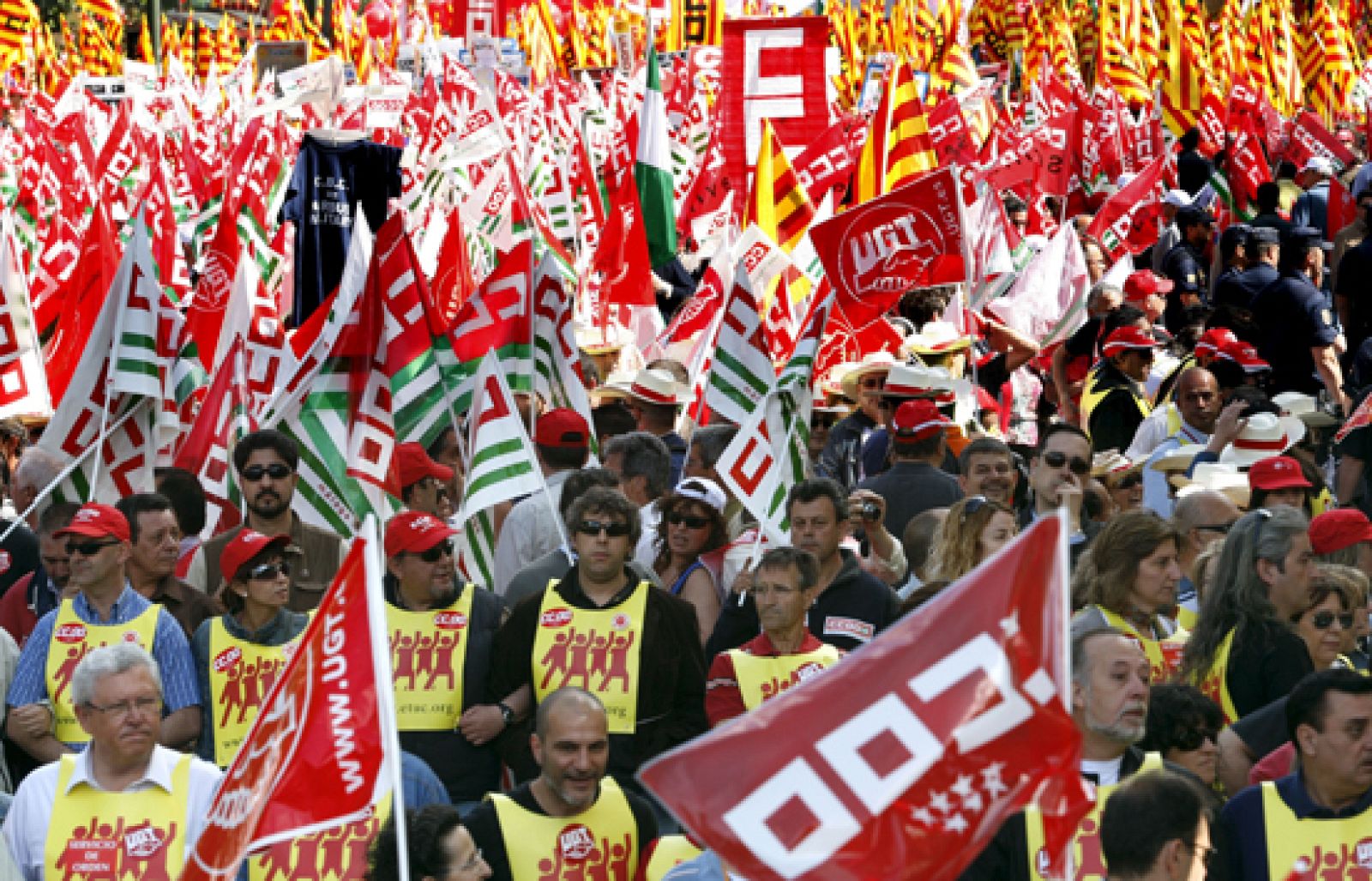 Miles de trabajadores han salido hoy a la calle en Madrid en una gran movilización europea contra la crisis | Ver