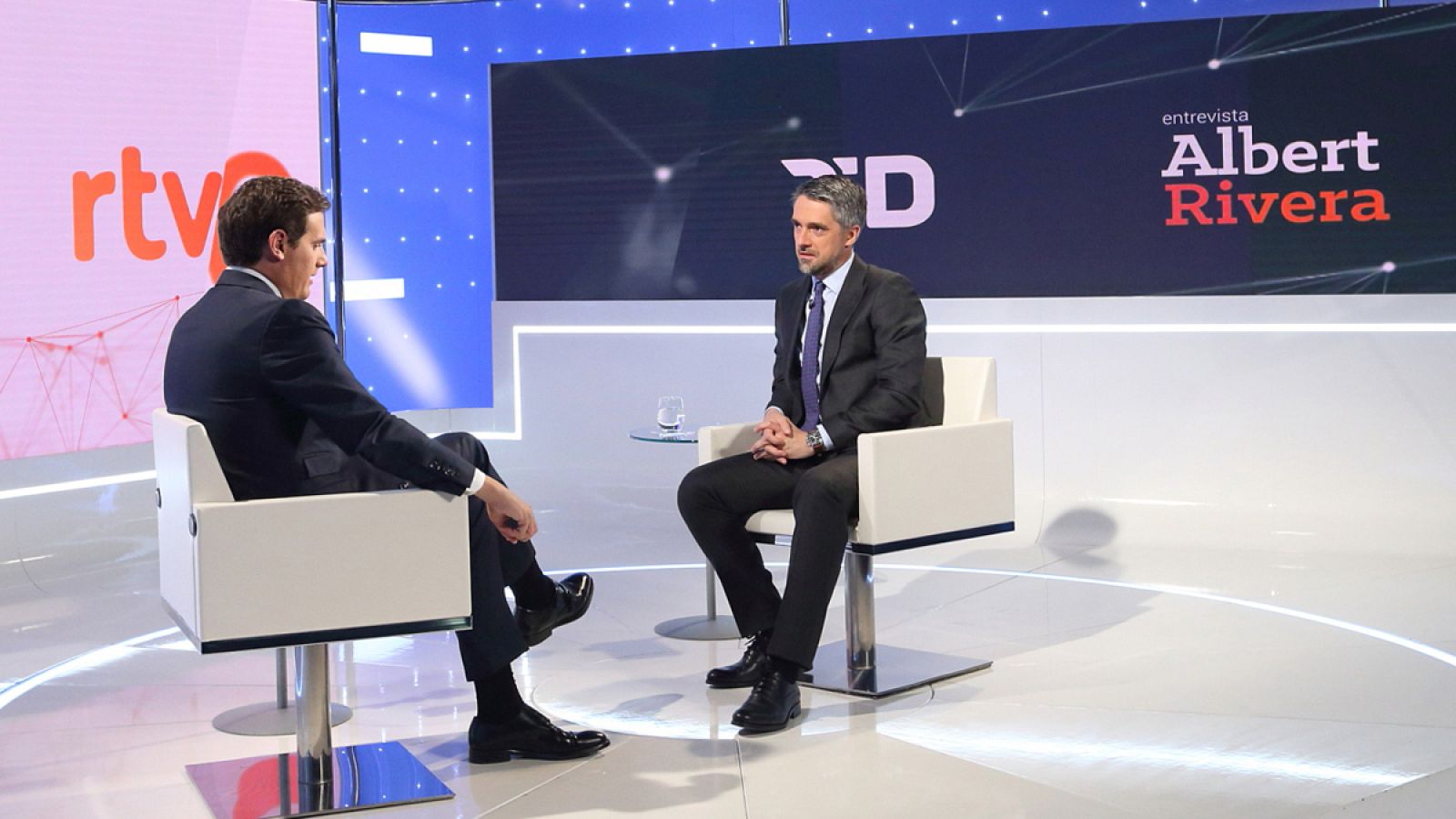 Preguntado sobre la aplicación que haría del 155 de Cataluña, el presidente de Ciudadanos, Albert Rivera, ha asegurado en una entrevista en TVE que hay que tener firmeza y a la vez inteligencia y ha insistido en que no es su partido quien pide aplicar el 155, si no que es Torra quien pide a gritos el 155 cuando dice hay que atacar al Estado o cuando pone lazos amarillos y se ha referido a la orden de la Junta Electoral Central que da 48 horas a Torra para que retire las esteladas y lazos amarillos de todos los edificios públicos, y le ha interperlado a quitarlos porque "Cataluña no es suya, Cataluña es de todos"