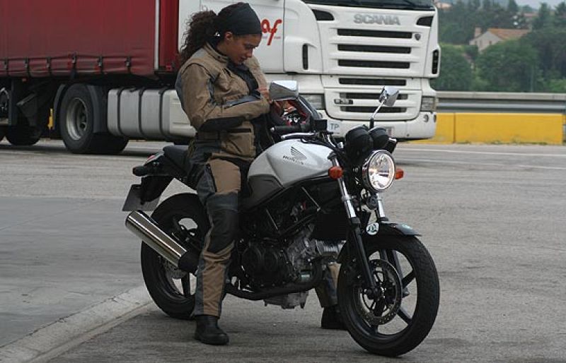 El Gran Premio de Francia arranca en Le Mans y un equipo de TVE ha acudido en moto.