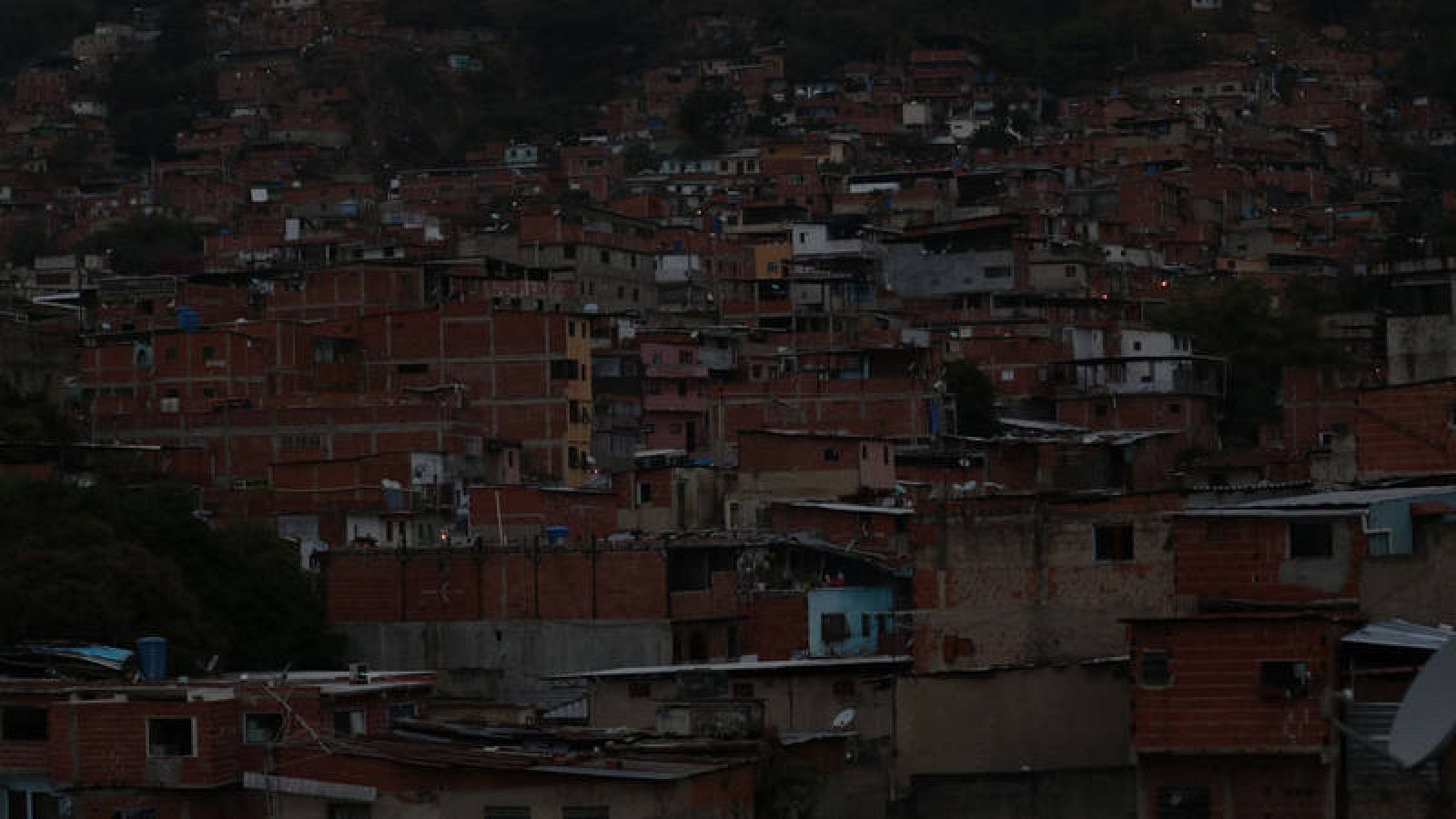 Venezuela extiende por quinto día la suspensión de la actividad laboral y las clases | Ver