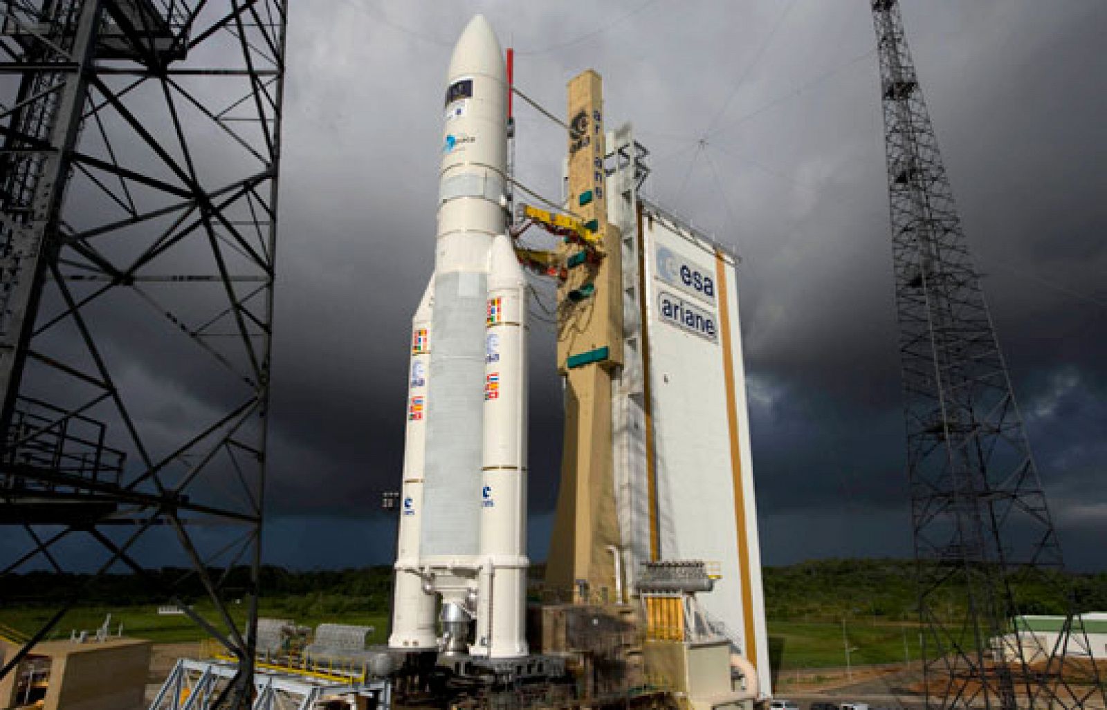 El Ariane-5 despega con los satélites Planck y Herschel a bordo