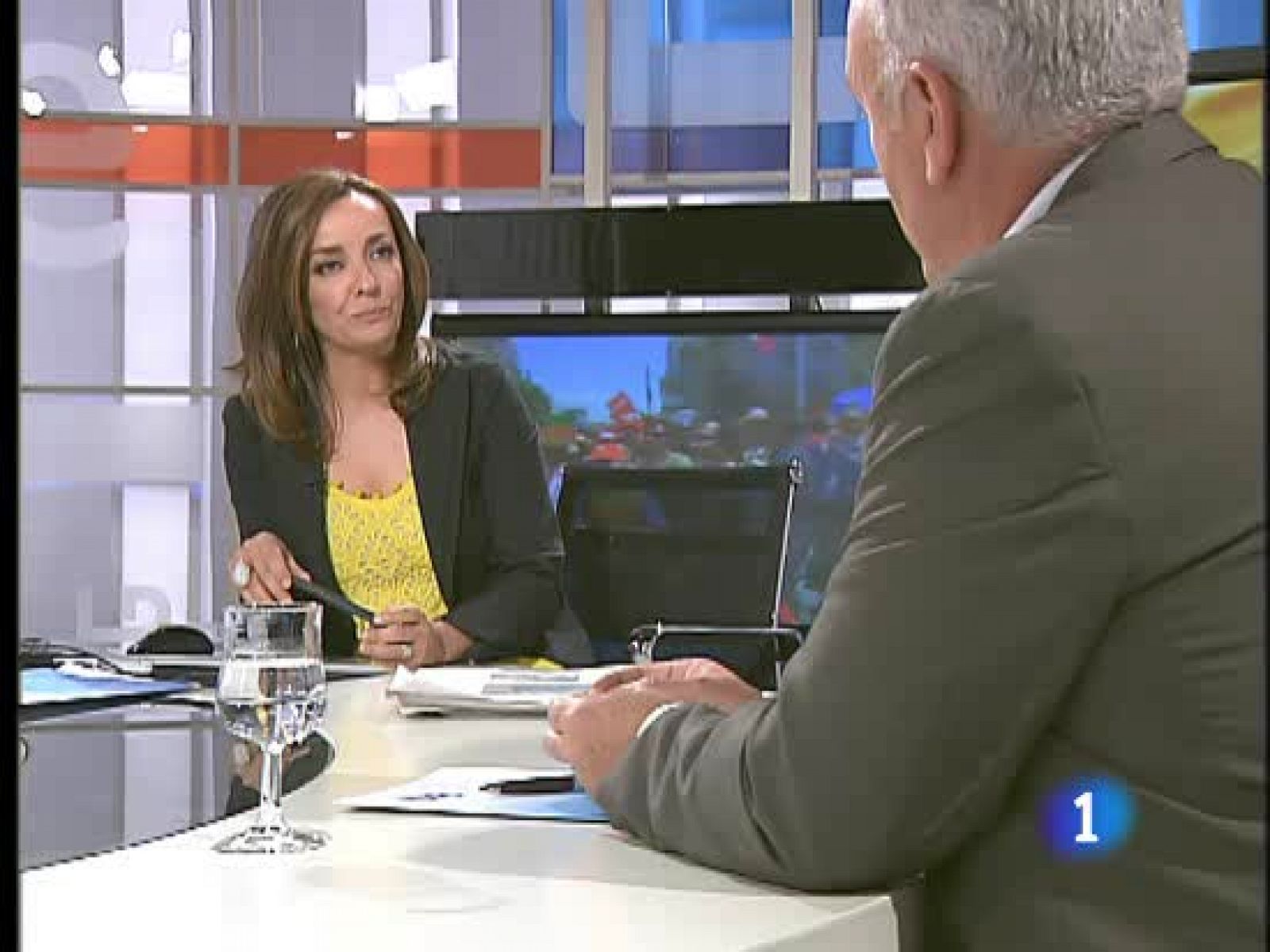 Lara cree que "Zapatero amaga con la izquierda y chuta con la derecha"