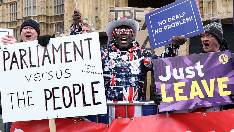 El Parlamento británico decide si rechaza un 'Brexit' duro tras la derrota del acuerdo de May