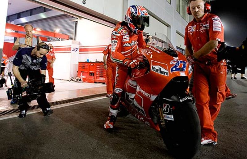 Conoce cómo es el interior del box de Ducati, donde están las motos y el equipo de mecánicos de Casey Stoner y Nicky Hayden.
