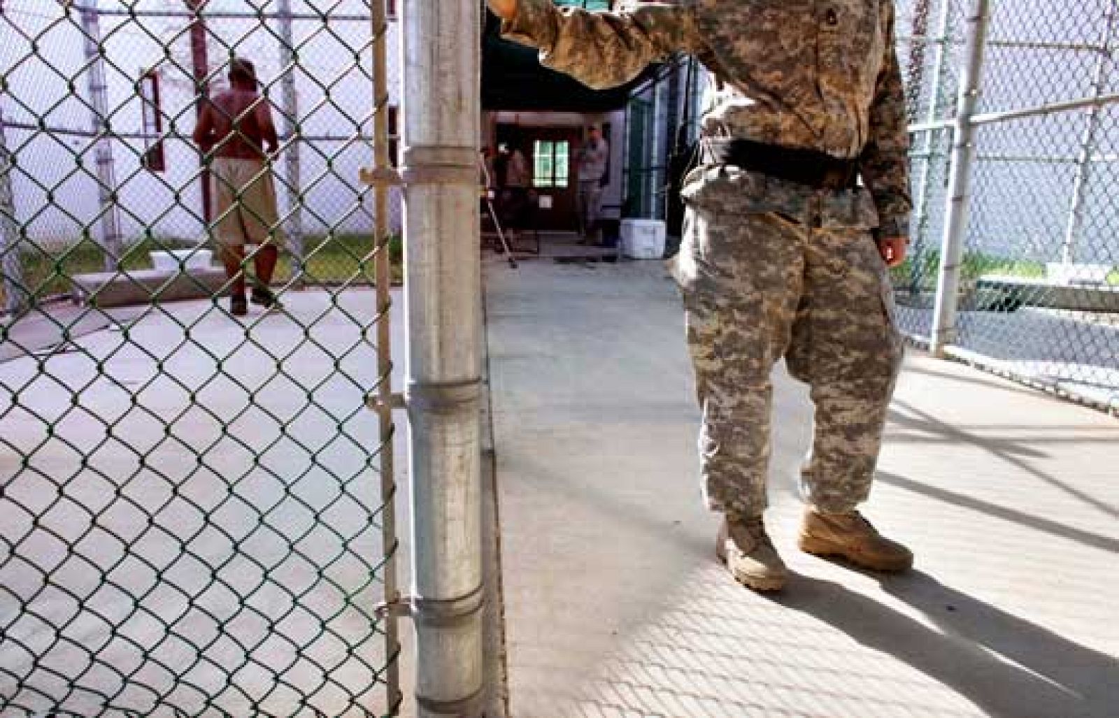 Barack Obama ha dado marchas atrás y se espera que su Gobierno anuncie que restablece los tribunales militares para juzgar a presuntos terroristas en Guantánamo.