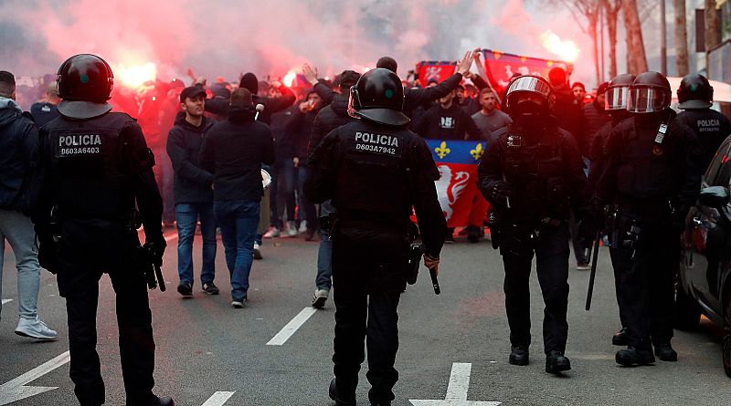 La previa del partido entre el Barcelona y el Lyon en el Camp Nou se saldó con seis aficionados del equipo francés y uno del Barcelona detenidos.