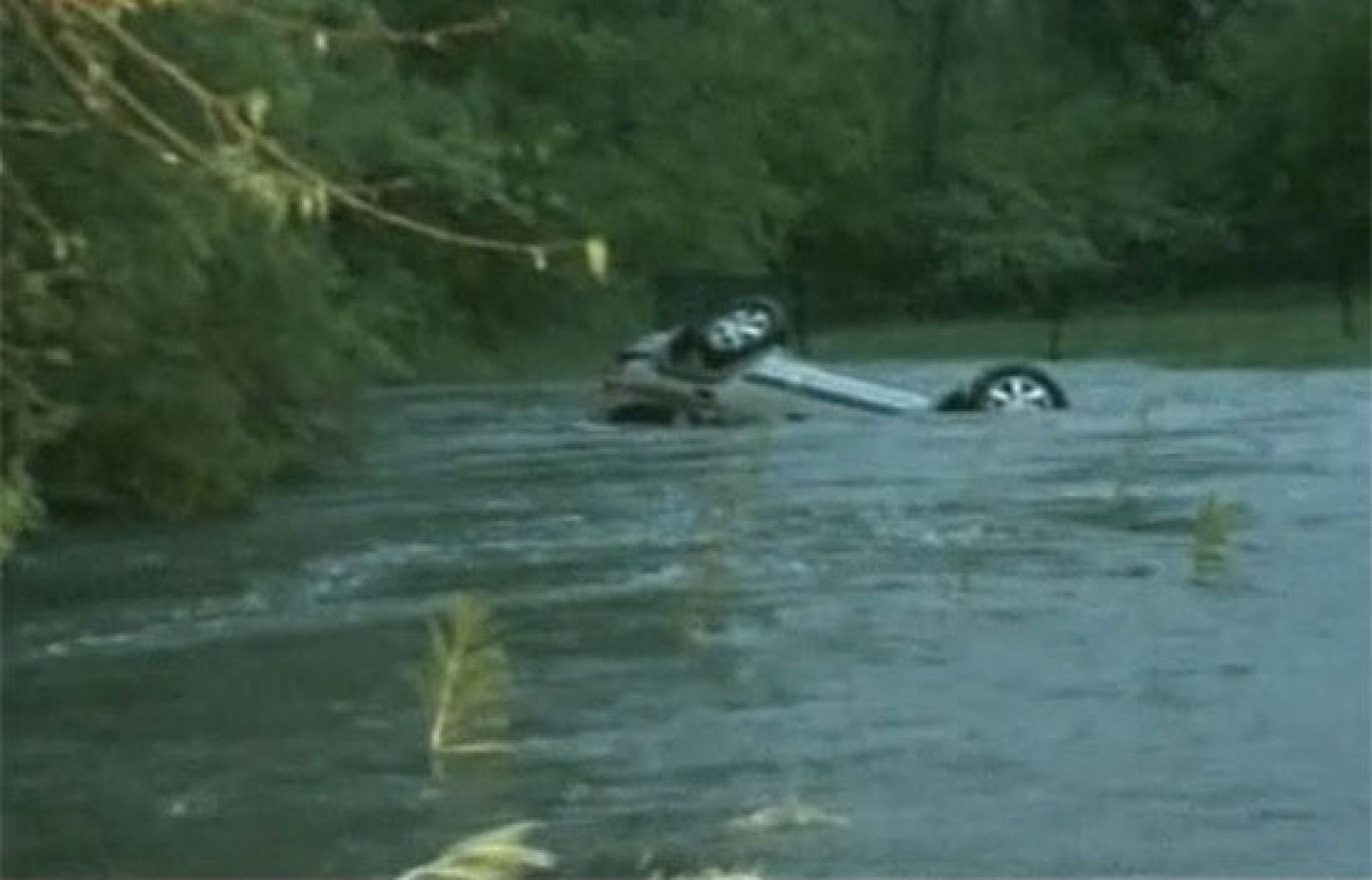 En el medio oeste de Estados Unidos se han producido fuertes tormentas que han dejado a cientos de personas sin hogar y a miles de ellos sin electricidad.En el estado de Indiana, la lluvia torrencial ha causado inundaciones y los bomberos han tenido que rescatar a una mujer que había quedado atrapada en el interior de su vehículo tras caer éste a una corriente de agua.