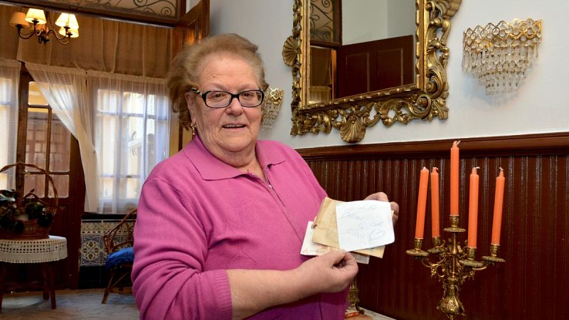 Varios vecinos de la localidad palentina de Villarramiel han encontrado en sus buzones unos sobres anónimos que contienen entre 50 y 100 euros. Por el momento, no han logrado averiguar quién los envía, pero ya lo han bautizado como su "Robin Hood" pa