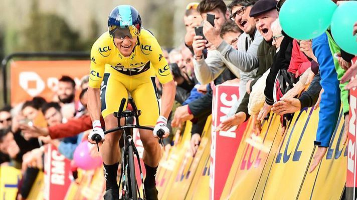 Ciclismo - Kwiatkowski mantiene el liderato y Simon Yates se lleva la crono