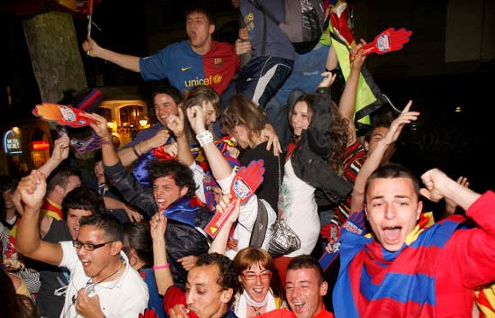 Los aficionados del Barça han acudido en masa a Canaletas para celebrar el 19º título de Liga (17/05/2009).  