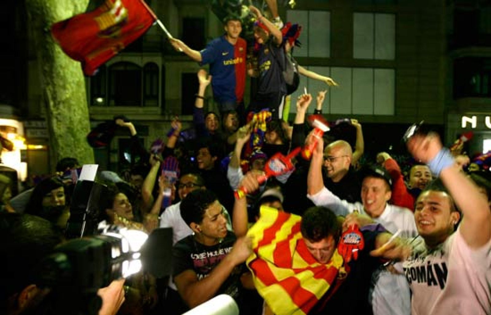 Más de 40.000 aficionados del Barça han abarrotado la Rambla de Canaletas para celebrar el 19º título liguero del FC Barcelona, tras la derrota del Madrid en Villarreal.  