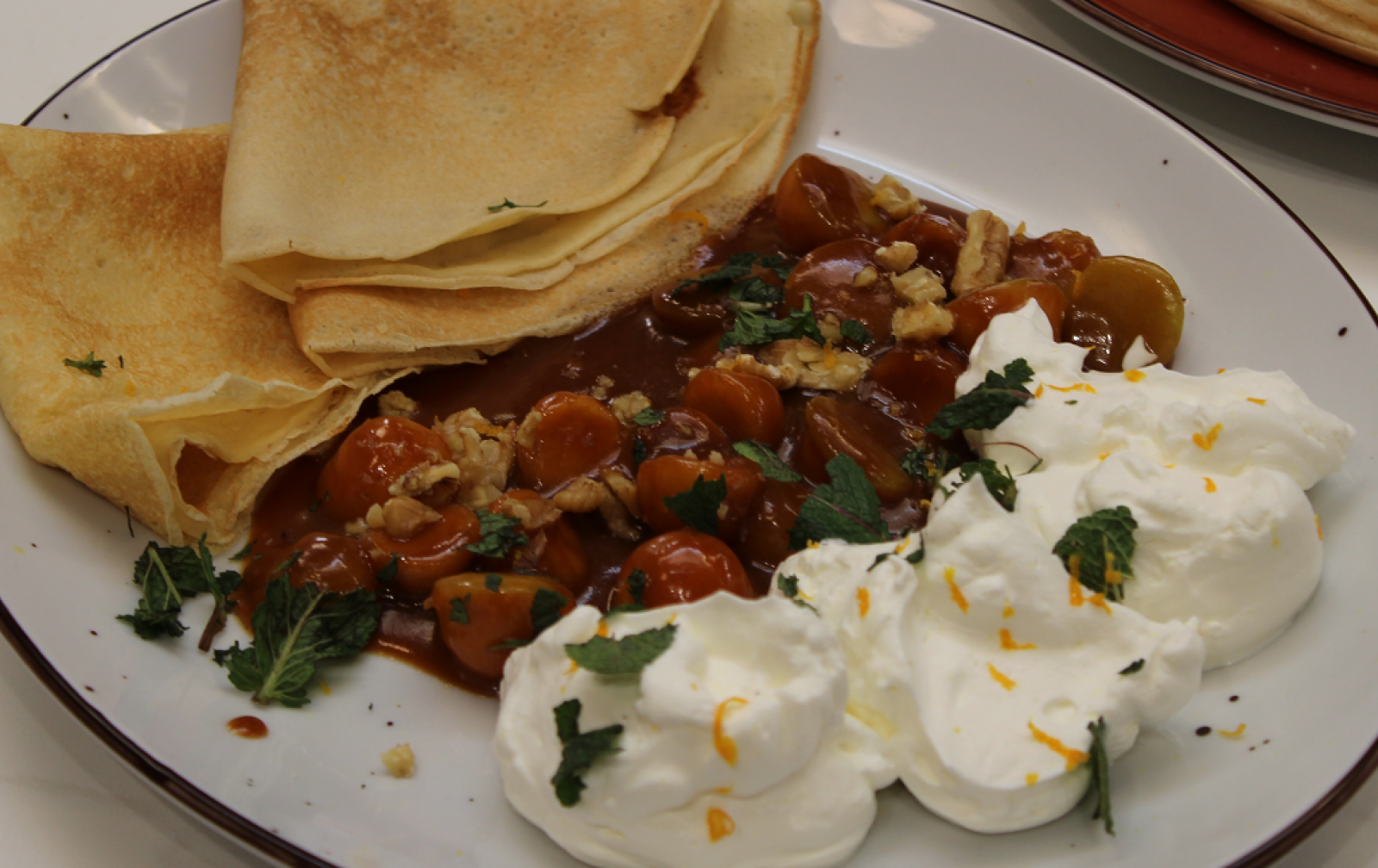 "Crepes con salsa de toffee, yogur con frutas y coulis de melocotón"