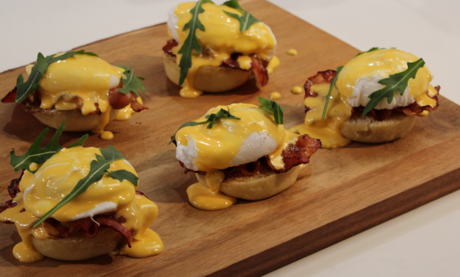 "Huevos benedictine y tostas de aguacate con salmón" de Dani