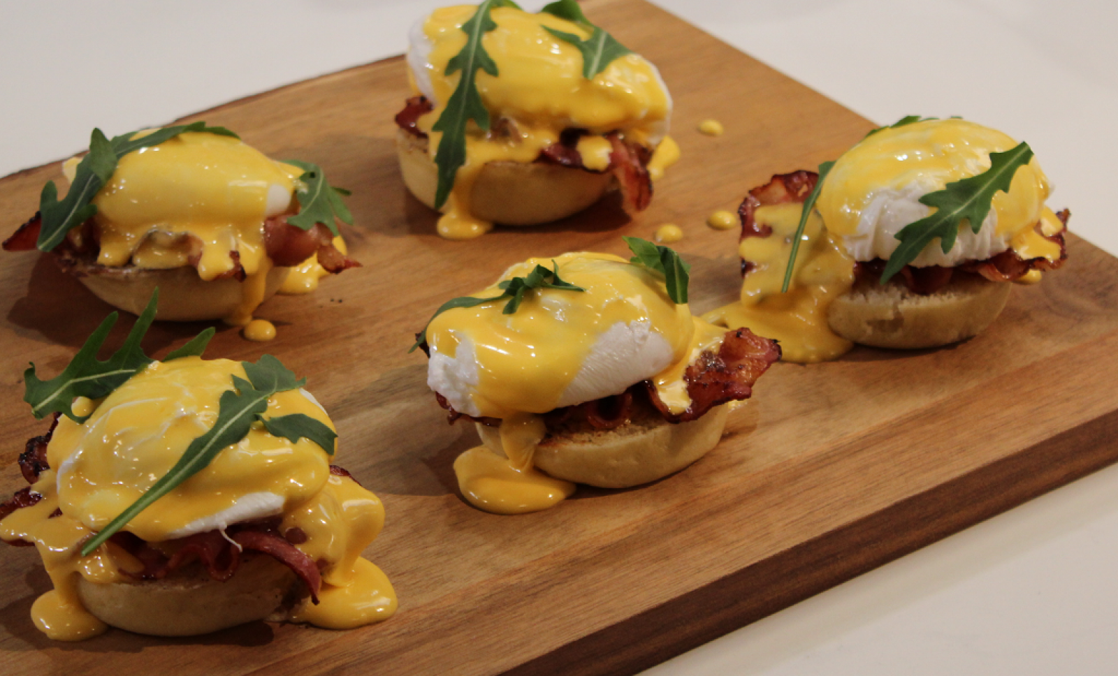"Huevos benedictine y tostas de aguacate con salmón" de Dani García 