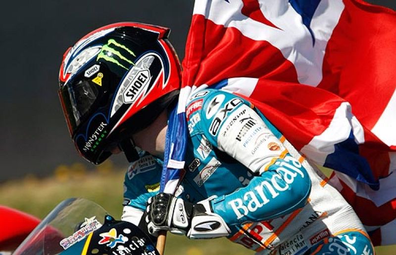 El joven piloto de 125 cc Bradley Smith cada vez lo está haciendo mejor. El pasado 3 de mayo, ganó su primera carrera del Mundial; y promete que sólo es el principio.