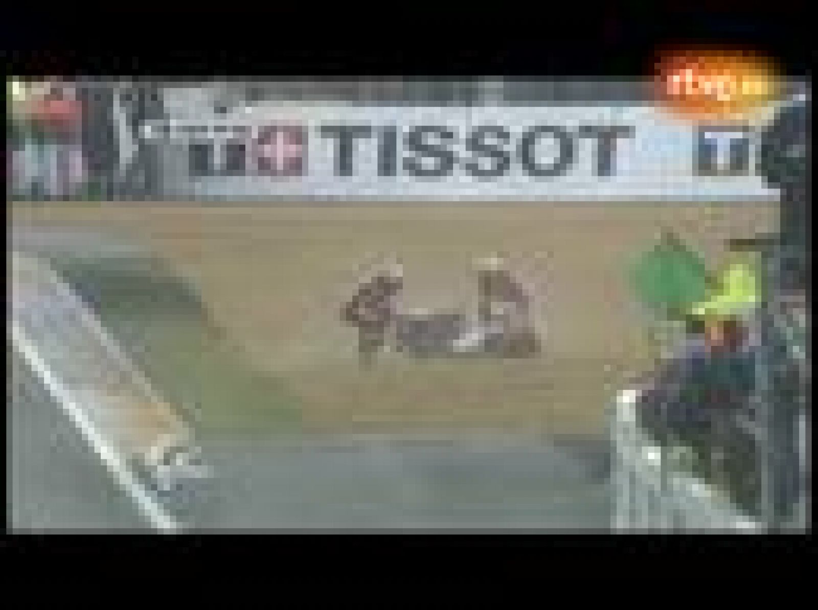 Marc Márquez, que salía con la 'pole', se ha ido al suelo tras chocar con Olívé en la carrera de 125 cc del Gran Premio de Francia.