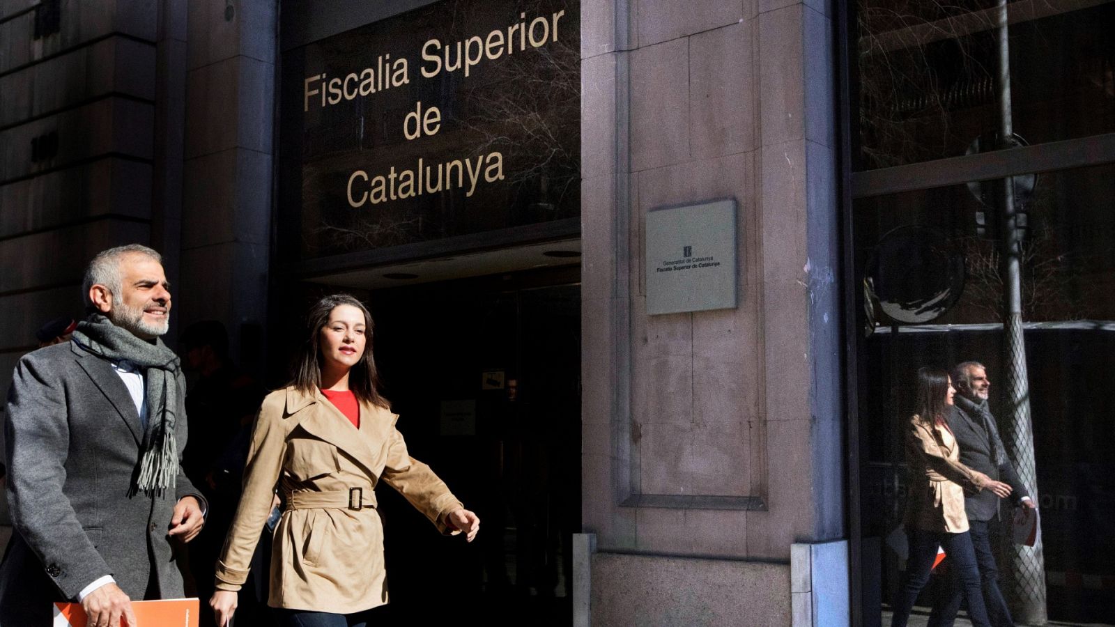 Ciudadanos y PP denuncian a Torra ante la Fiscalía por no retirar los lazos amarillos de los edificios de la Generalitat