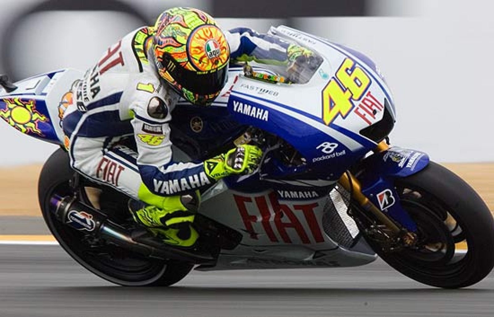 Valentino Rossi utiliza sus pies en las curvas para compensar la inercia y conseguir un mayor equilibrio.