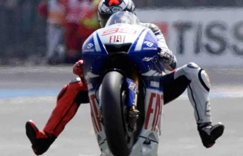 Jorge Lorenzo ha conseguido en Le Mans la victoria y el liderato. Pedrosa ha sido tercero.