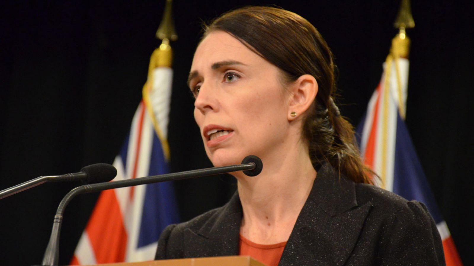La primera ministra de Nueva Zelanda se ha comprometido a cambiar las leyes sobre tenencia de armas. - Informativo 24h | Ver