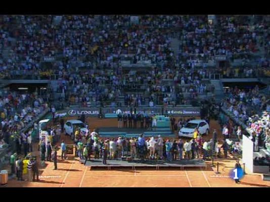 Safina y Federer reciben su trofeo