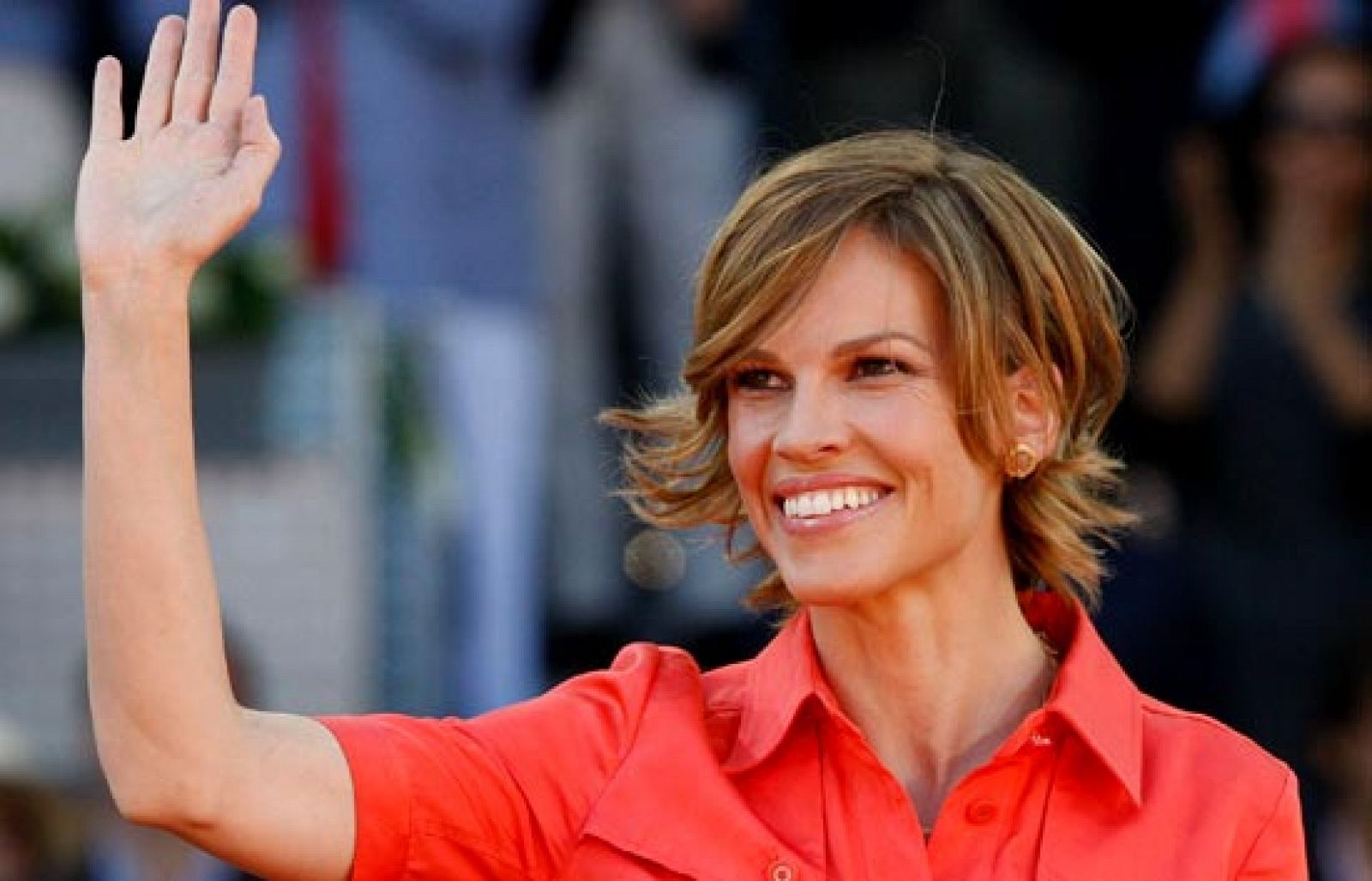 Hillary Swank entrega el cochazo