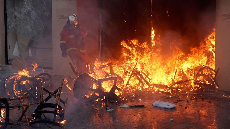 Icendios y saqueos en la protesta de los 'chalecos amarillos' en París