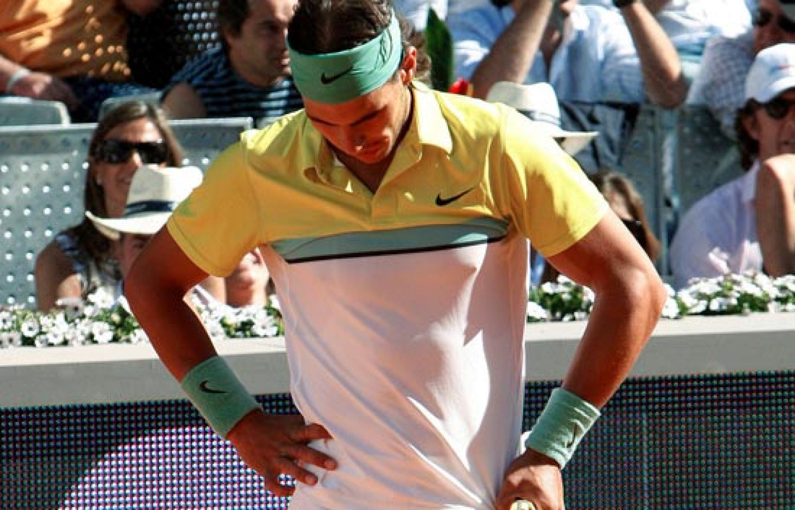 Rafa Nadal ha caído en la final del Masters de Madrid ante el suizo Roger Federer, número 2 del mundo (17/05/2009).  