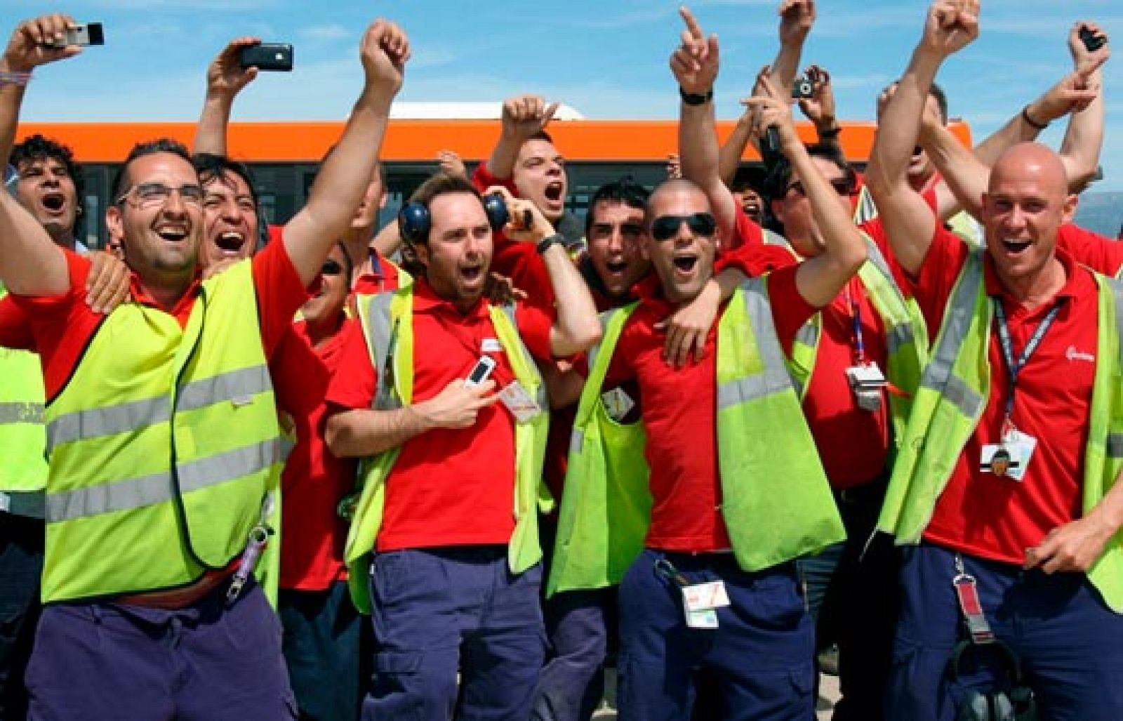 El Barça ha sido recibido en Mallorca como el campeón de Liga que es, por multitud de aficionados y por los jugadores del equipo local, que le han hecho el pasillo (17/05/2009).  