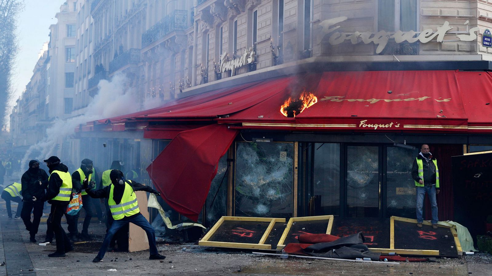 Telediario 1: Extremistas organizados saquean los Campos Elíseos de París durante la protesta de los 'chalecos amarillos' | RTVE Play