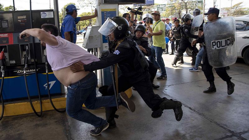 La policía de Nicaragua reprime una manifestación con detenciones y violencia