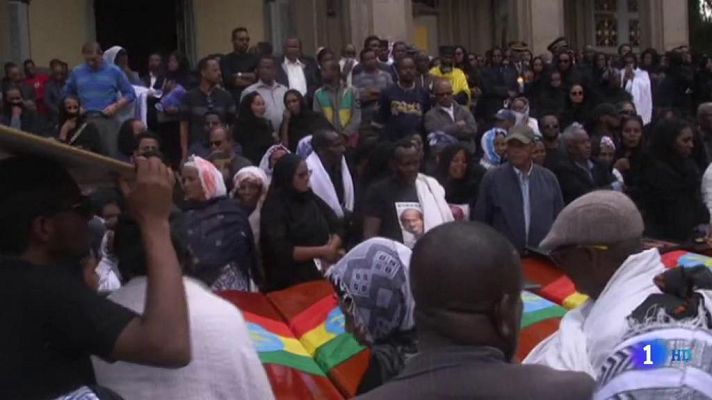 Entierro simbólico y masivo en Nairobi de 17 de las 157 víctimas del avión de Ethiopian Airlines 