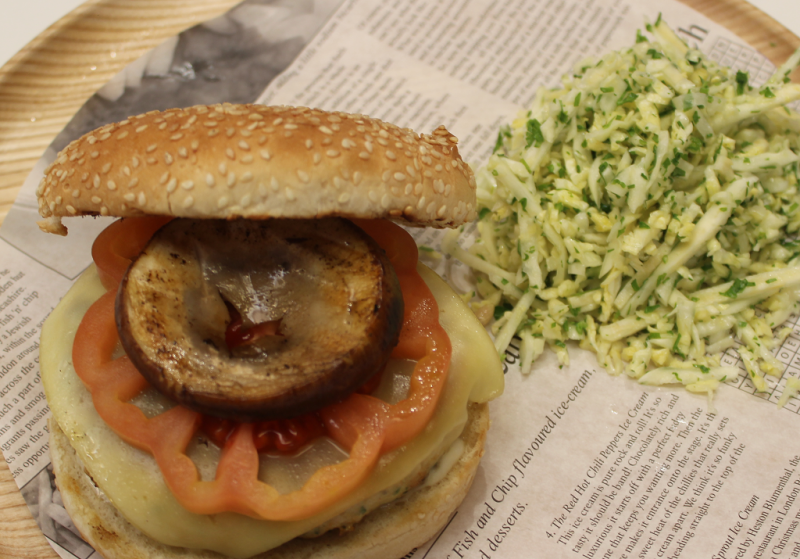 "Hamburguesa de pollo con ensalada de col" 