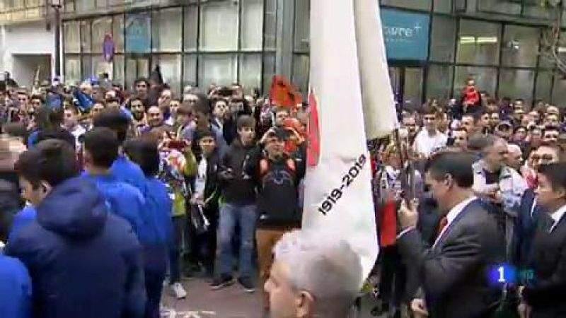 El Valencia CF se ha convertido este lunes 18 de marzo en un club centenario y lo ha celebrado con una marcha cívica, banderas al viento, música, cánticos, la presencia de muchos de sus ídolos y más de una lágrima entre los que han completado emocion