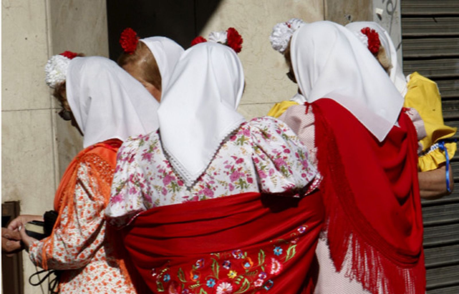 Tres generaciones de madrileños nos descubren todos sus secretos. Los seguimos a la pradera de San Isidro para celebrar las fiestas del patrón de Madrid.