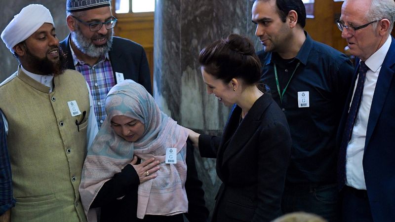 La primera ministra de Nueva Zelanda, Jacinda Ardern, ha pedido silenciar los mensajes de odio tras el atentado supremacista del viernes contra dos mezquitas. Con el saludo musulmán, ha comenzado la sesión de homenaje a las víctimas en el Parlamento,