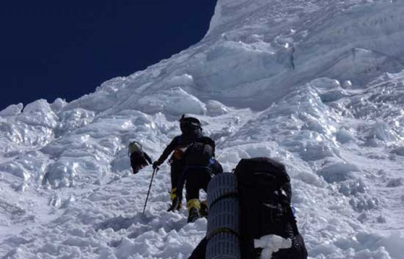 Edurne Pasabán ha coronado, junto al equipo de 'Al filo de lo imposible', su 12º 'ochomil' al llegar a la cima del Kangchenjunga.