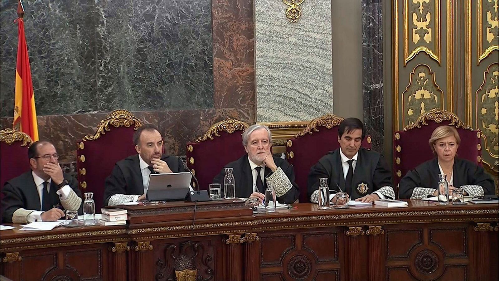 Un guardia civil sitúa a Torra en la nave donde se incautaron las papeletas los días previos al 1-O